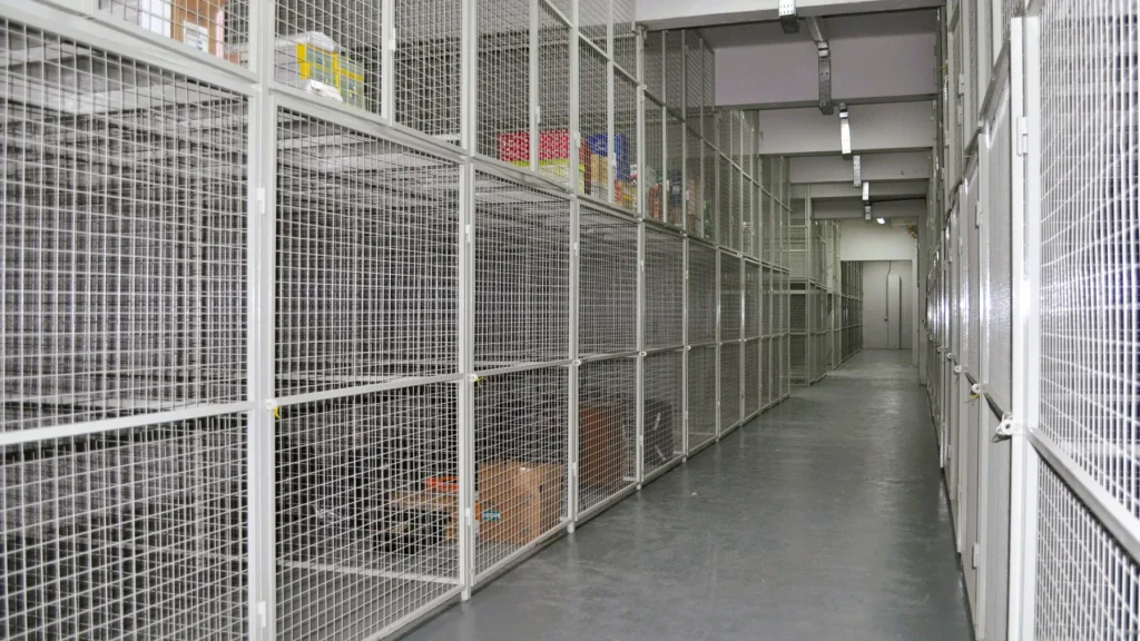 Pasillo de bauleras privadas de Espacios Coghlan